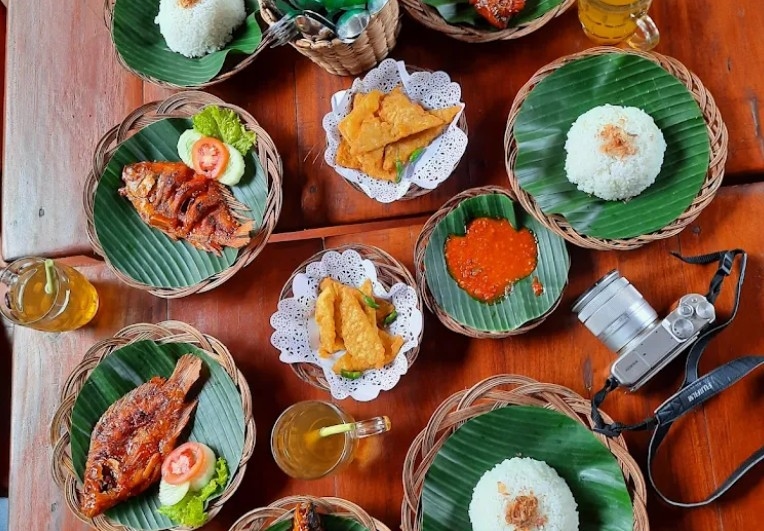 Resto Mbah Bayan, Asyiknya Kulineran Sambil Mancing