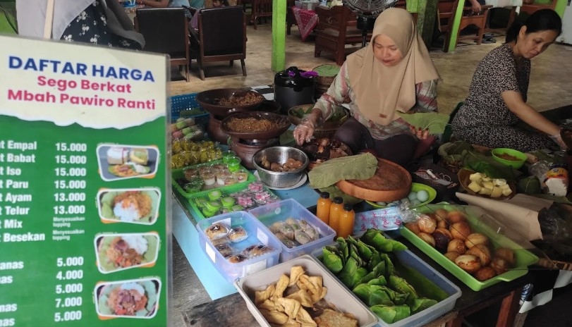 Sego Berkat Mbah Pawiro Ranti, Pakai Alas Daun Jati Bikin Masakan Sedap