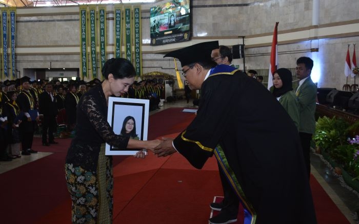 Haru Liputi Proses Wisuda UPN Veteran Yogyakarta, Ibu Gantikan Anaknya yang Telah Meninggal Dunia