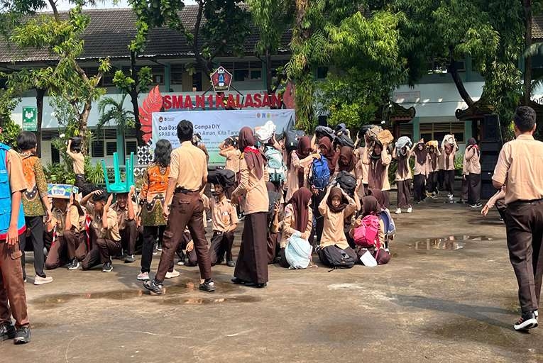 20 Tahun Gempa DIY-Jateng, Ratusan Pelajar SMAN 1 Kalasan Ikuti Simulasi Tanggap Darurat