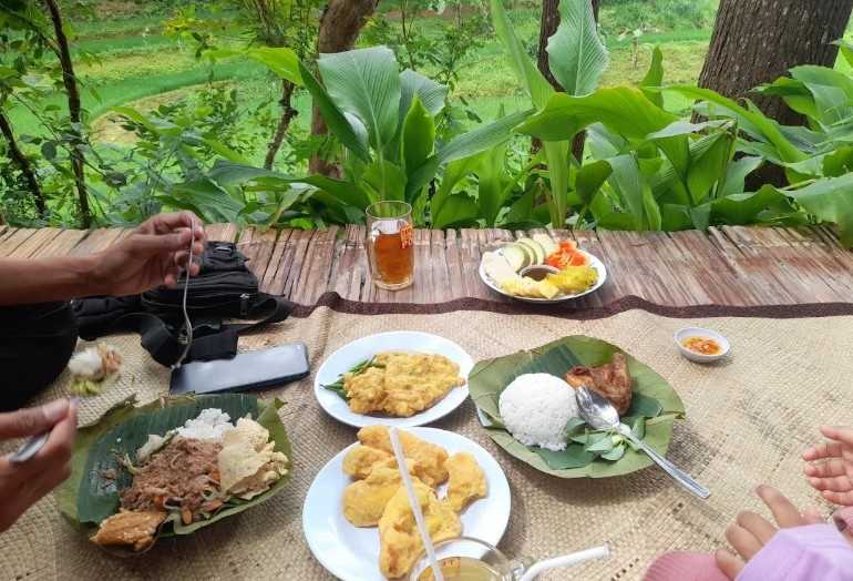 Gubug Watu Adeg Mangunan Jogja, Healing sekaligus Kulineran dengan Panorama Lembah Hijau yang Bikin Sejuk