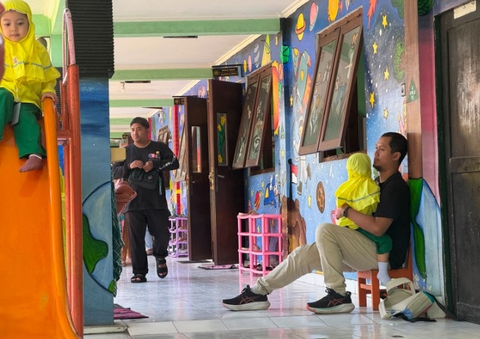 Cerita Para Ayah Antar Anak di Hari Pertama Sekolah, Beri Memori Baik untuk Buah Hati