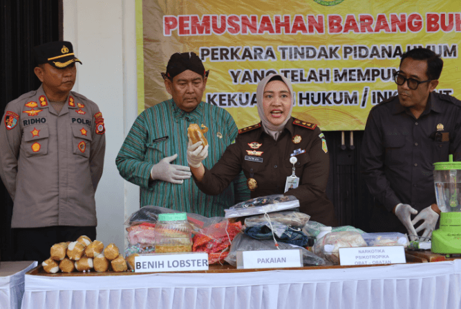 Kejari Kulon Progo Musnahkan Barang Bukti Kasus Hukum, dari Kristal Sabu sampai Miras  