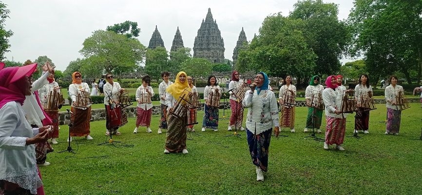 'Angklung Goes to Prambanan', Puluhan Ibu-ibu Bermain Angklung di Candi Prambanan