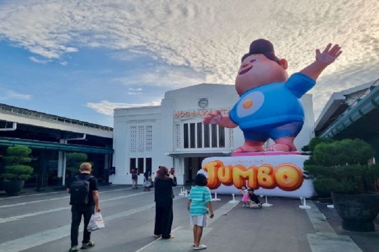 Libur Sekolah Tiba, Stasiun Tugu Yogyakarta Sambut Penumpang dengan Balon Udara Film Jumbo