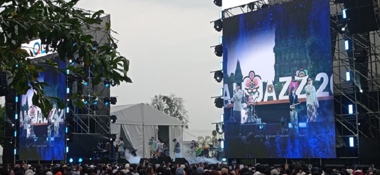 Sempat Gerimis, Penonton Tetap Setia dengan Yovie & Nuno