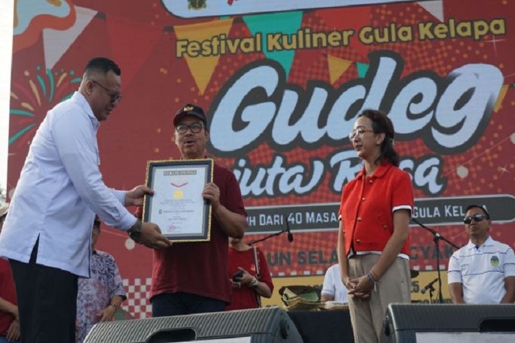 5.007 Sajian Gudeg Jogja Pecahkan Rekor MURI, Hidangan Dibagikan Gratis ke Ribuan Masyarakat