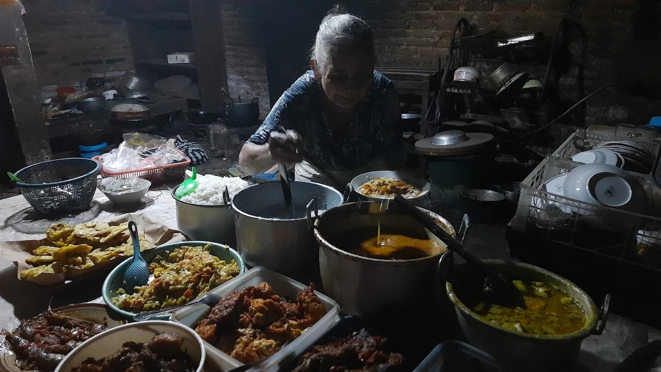 Nikmatnya Kuliner Bubur Pawon Mbah Sadiyo, Bubur Krecek Cita Rasa Khas Jogja