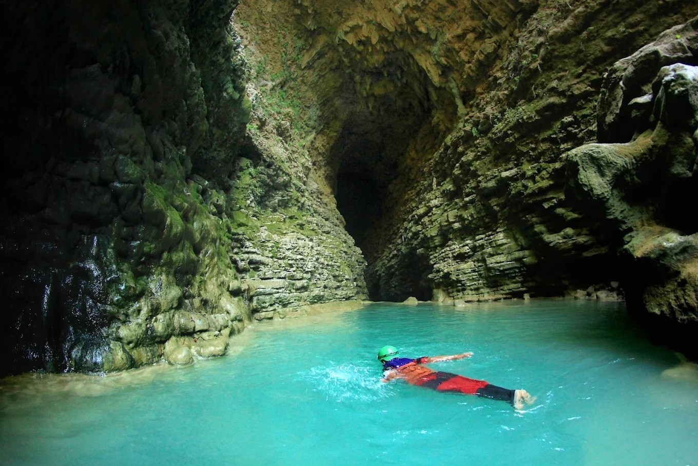 Menikmati Alam dengan Seru-seruan Bermain Cave Tubing di Kalisuci