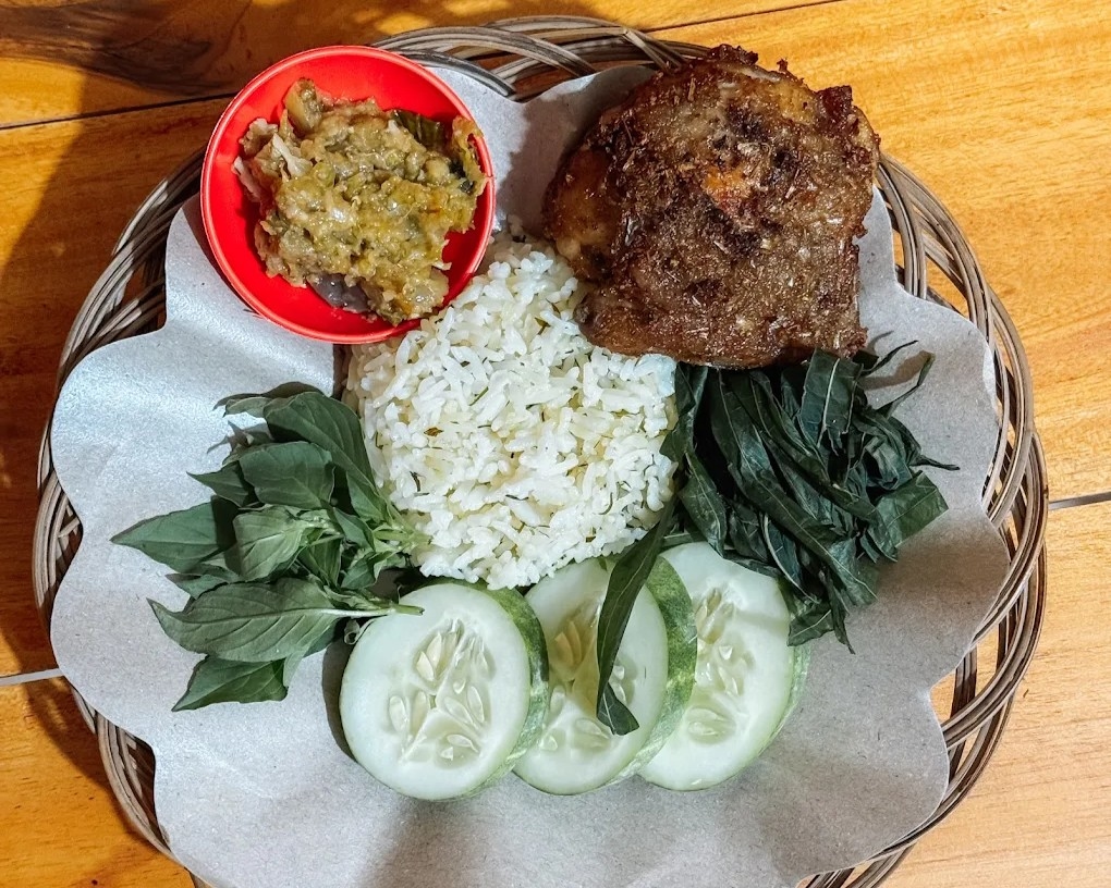 Sedapnya Nasi Daun Jeruk Warung Sedep Mantep, Mbak Penjualnya Bule Lho