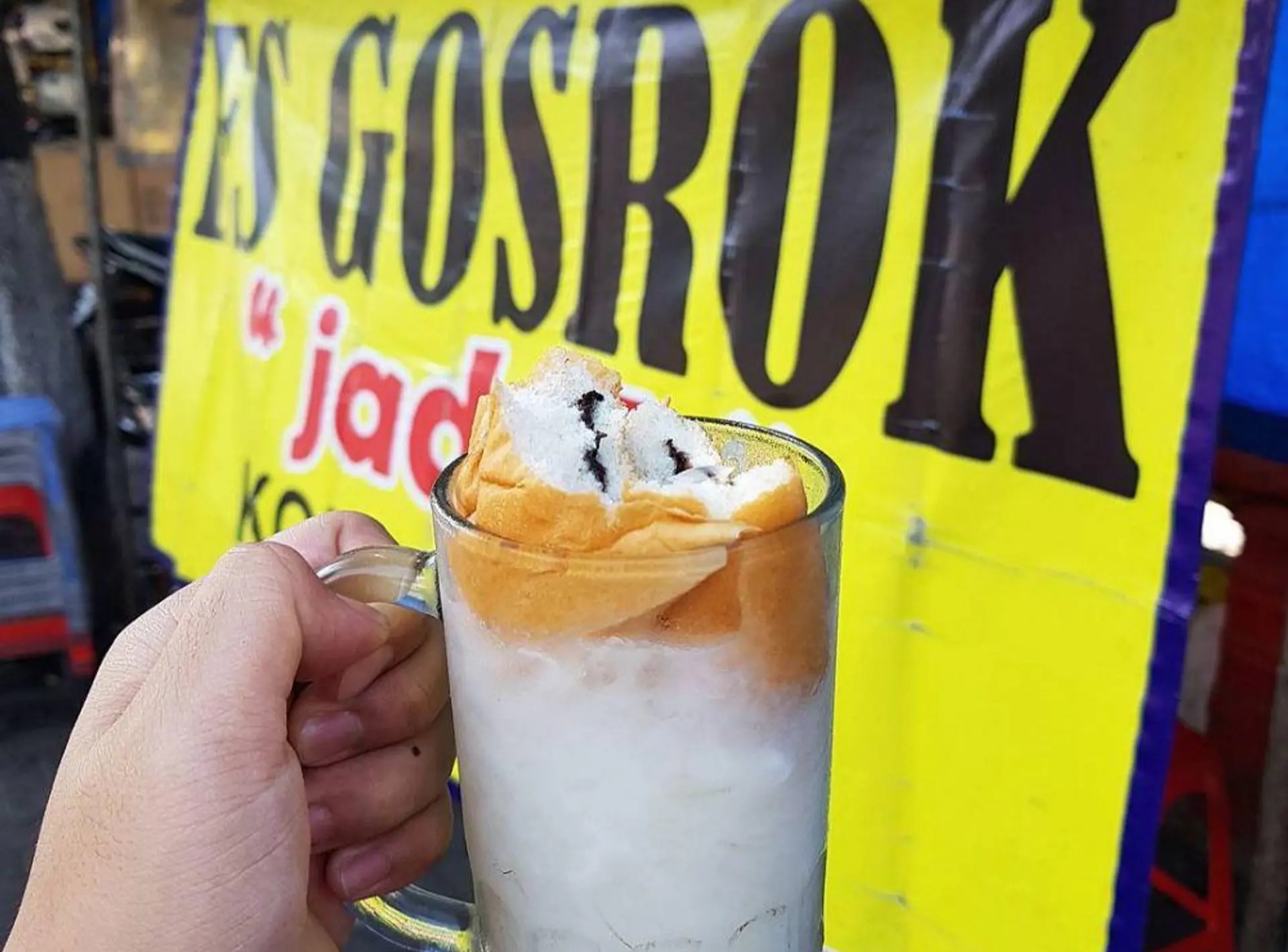 Segarnya Es Gosrok Jadul Pak Sutar, Minuman Jadul yang Bikin Kangen