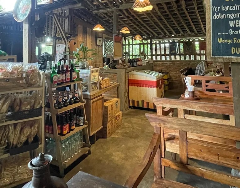Waroenk Pengkolan Condongcatur, Suasana dan Menu Masakannya Bikin Ingat Masalalu