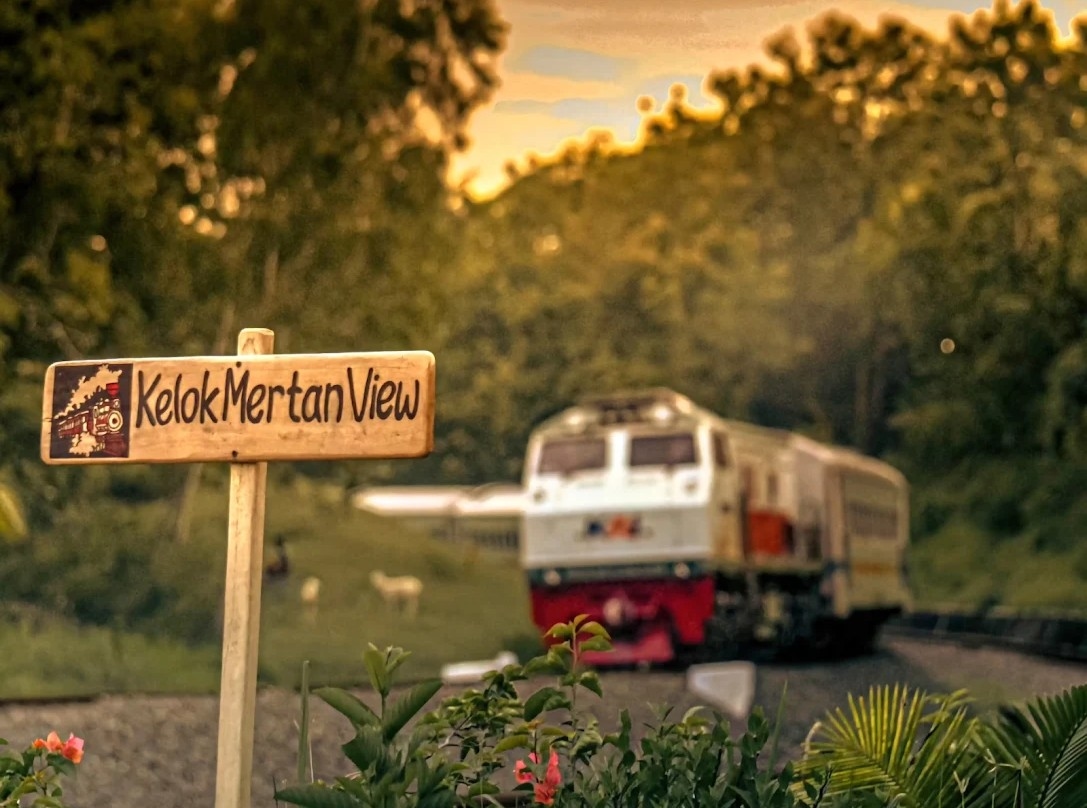 Kelok Mertan View; Tempat Menikmati Pemandangan dan Berburu Foto Kereta Api di Kulon Progo