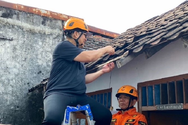 Momen Wali Kota Jogja Hasto Wardoyo Ikutan Bedah Rumah Warga, Pastikan Pemerintah Hadir