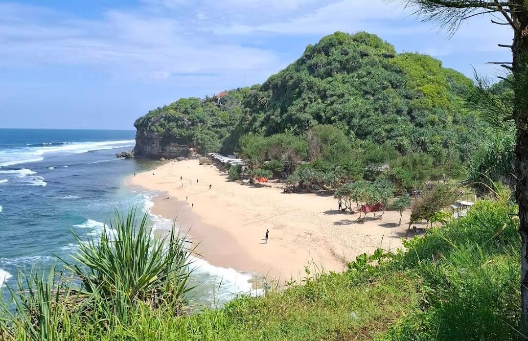 Pesona Pantai Sanglen, Spot Paling Pas untuk Berkemah di Gunung Kidul