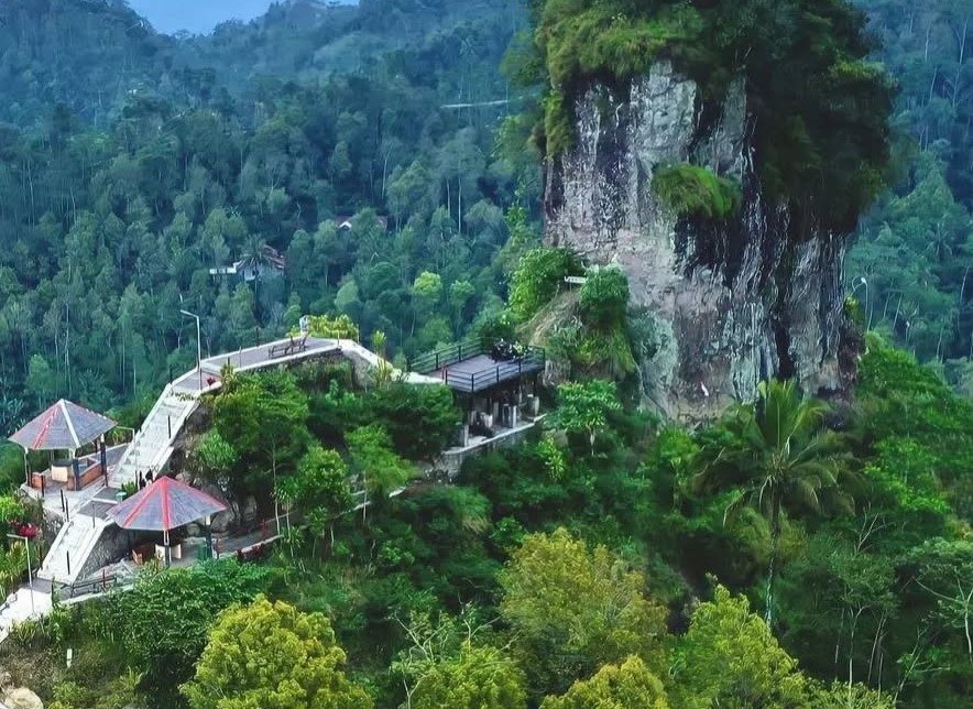 Puncak Widosari: Panorama Hamparan Hijau  dari Bukit Menoreh