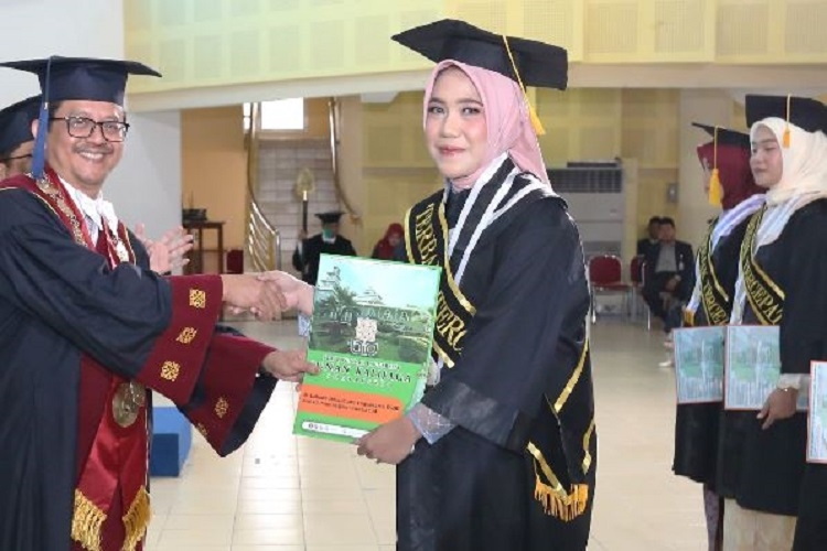 Kenalan dengan Halimatul Ulfah, Wisudawan Terbaik dan Tercepat 2025 UIN Sunan Kalijaga