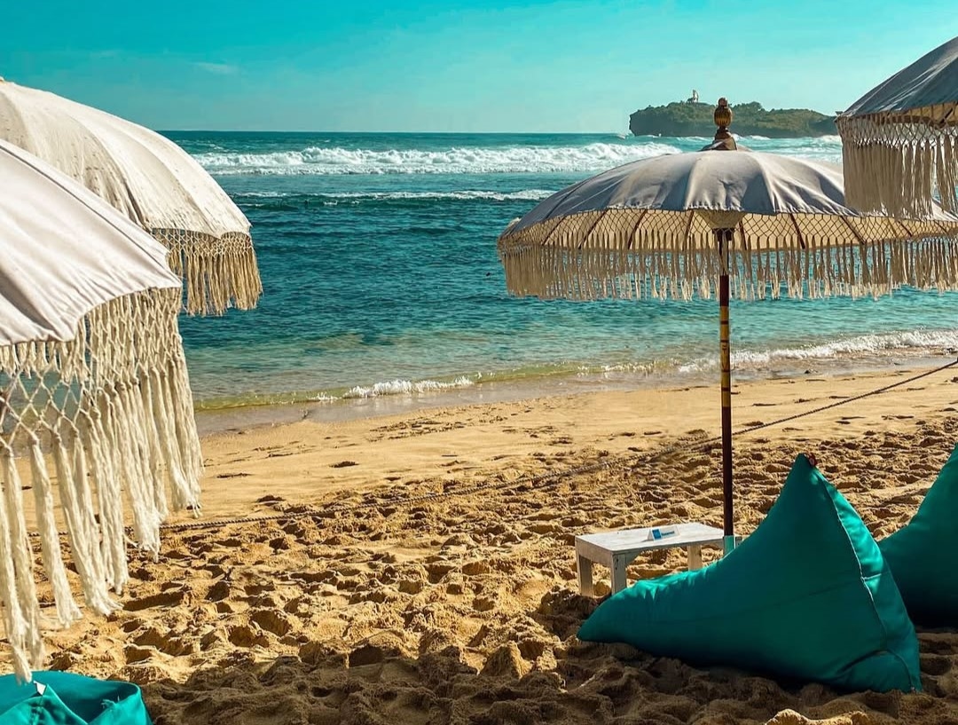 Seru-seruan Bermain di Pantai  De Rocka Beach Club dan Pool Bar yang ada di Gunung Kidul