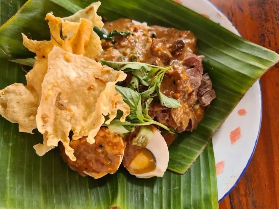 Pecel Pincuk Gumilang, Cita Rasa Sajian Pecel yang Sedap dengan Daun Kemangi