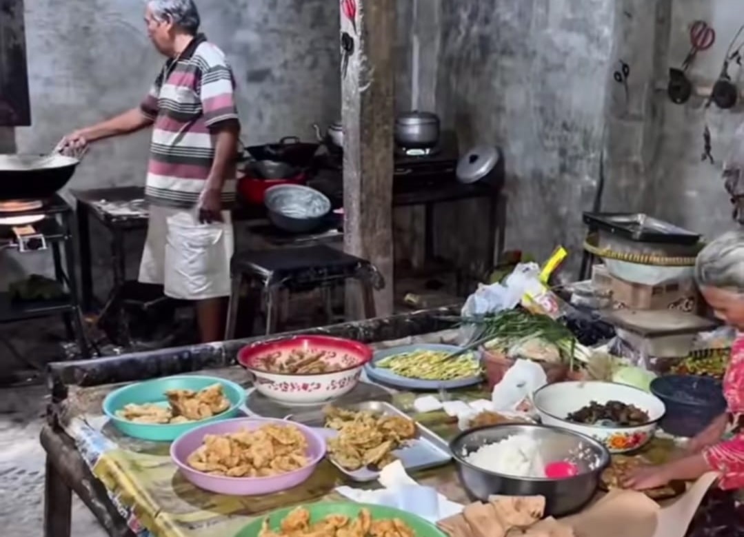 Angkringan Pak Sungkono, Kuliner Murah Meriah dengan Suasana Vintage Khas Angkringan Pedesaan
