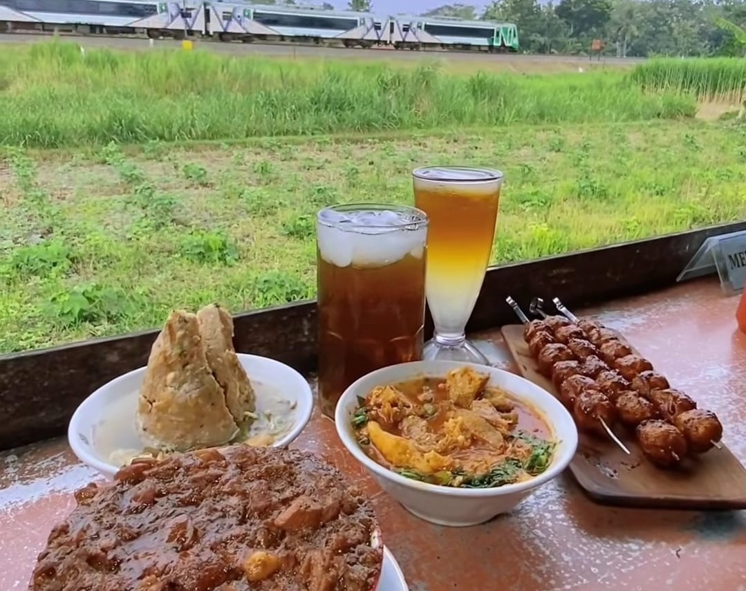 Bakso Mie Ayam Pakde Wonogiri, Sajian Mie Ayam Porsi Brutal Sambil Melihat Kereta Api Melintas di Kulon Progo