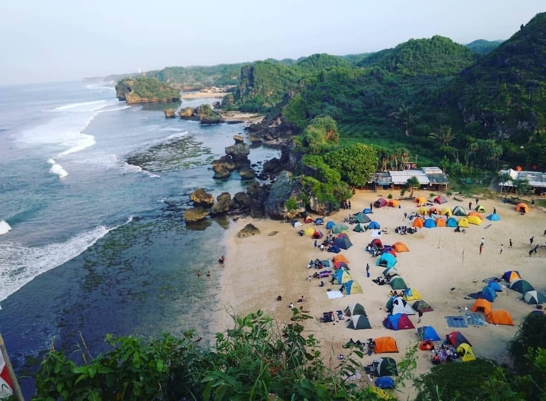 Puncak Kosakora, Destinasi Wisata Camping Asik dengan Pemandangan Samudera