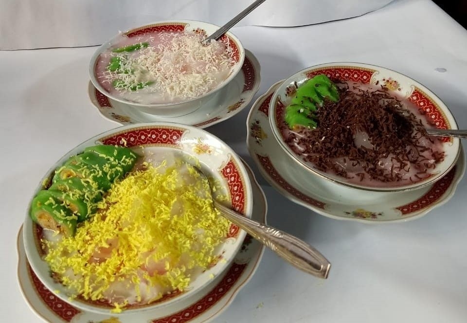 Nikmati Segarnya Es Pisang Ijo Bamban yang Terkenal di Mandala Krida