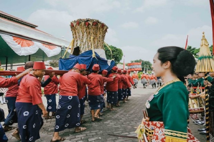 Mengenal Gunungan Bromo, Tradisi Sakral yang Hanya Keluar Tiap Delapan Tahun Sekali
