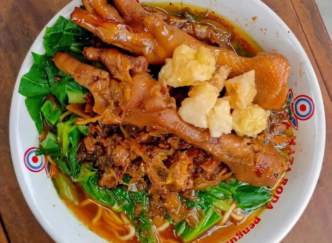 Mie Ayam dan Bakso Pak Ribut, Toping Daging, Ceker, Bakso, dan Tetelan Jadi Satu di Mangkok