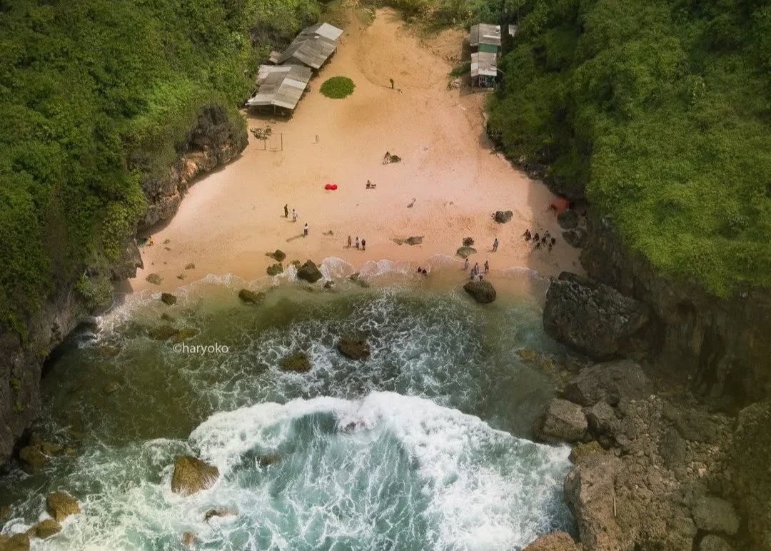 Pantai Wohkudu, Pantai yang Eksotis, Pasir Putih, Cocok untuk Spot Berkemah