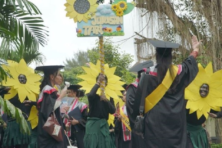 Mahasiswa ISI Yogyakarta 2025 Diarak dan Tampilkan Koreo Bunga Matahari saat Wisuda, Netizen: Lucu Banget