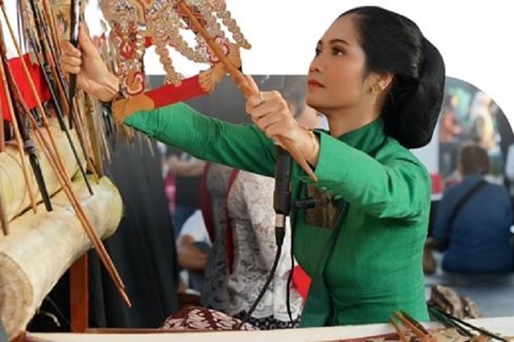Rizki Rahma Nur Wahyuni, Dalang Cantik Lulusan Sarjana Pendidikan Kimia UNY Pukau Pengunjung Pasar Kangen 2025