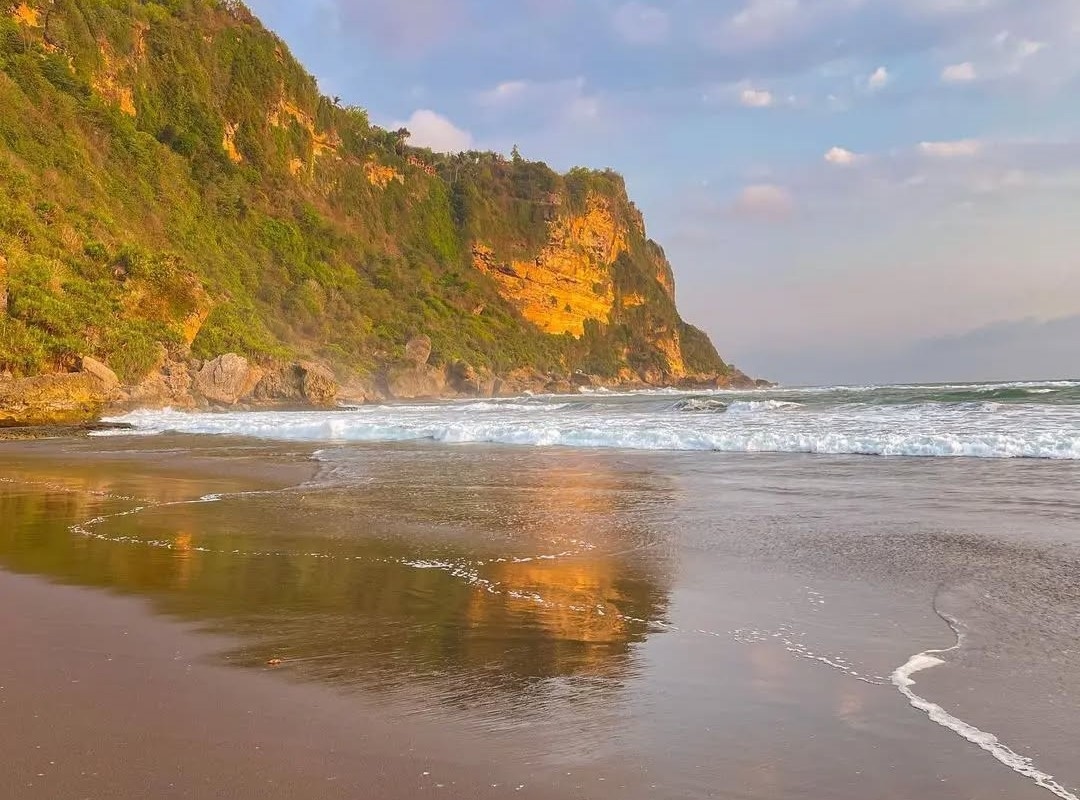 Pantai Parangendog Gunungkidul, Spot Berburu Sunset yang Eksotis