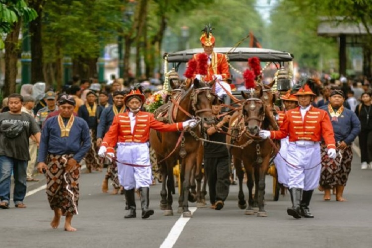 Terakhir Keluar 13 Tahun Lalu, 2 Kereta Keraton Yogyakarta Meriahkan Kirab Tranujaya