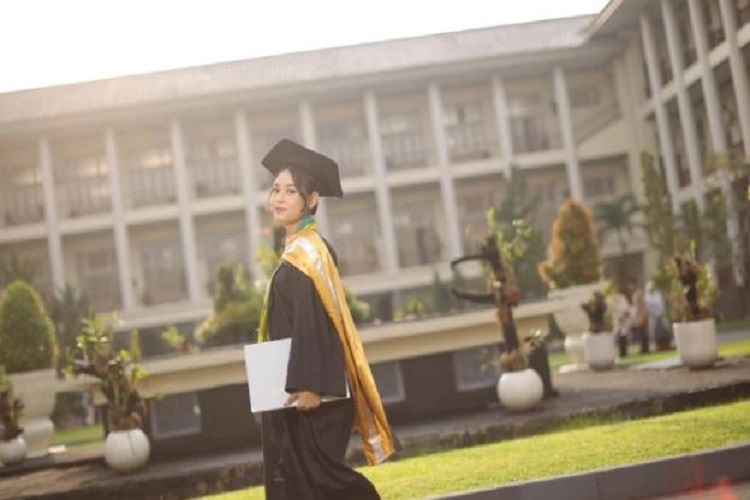 Baru 22 Tahun, Amanda Eka Lupita jadi Lulusan Termuda S2 UGM