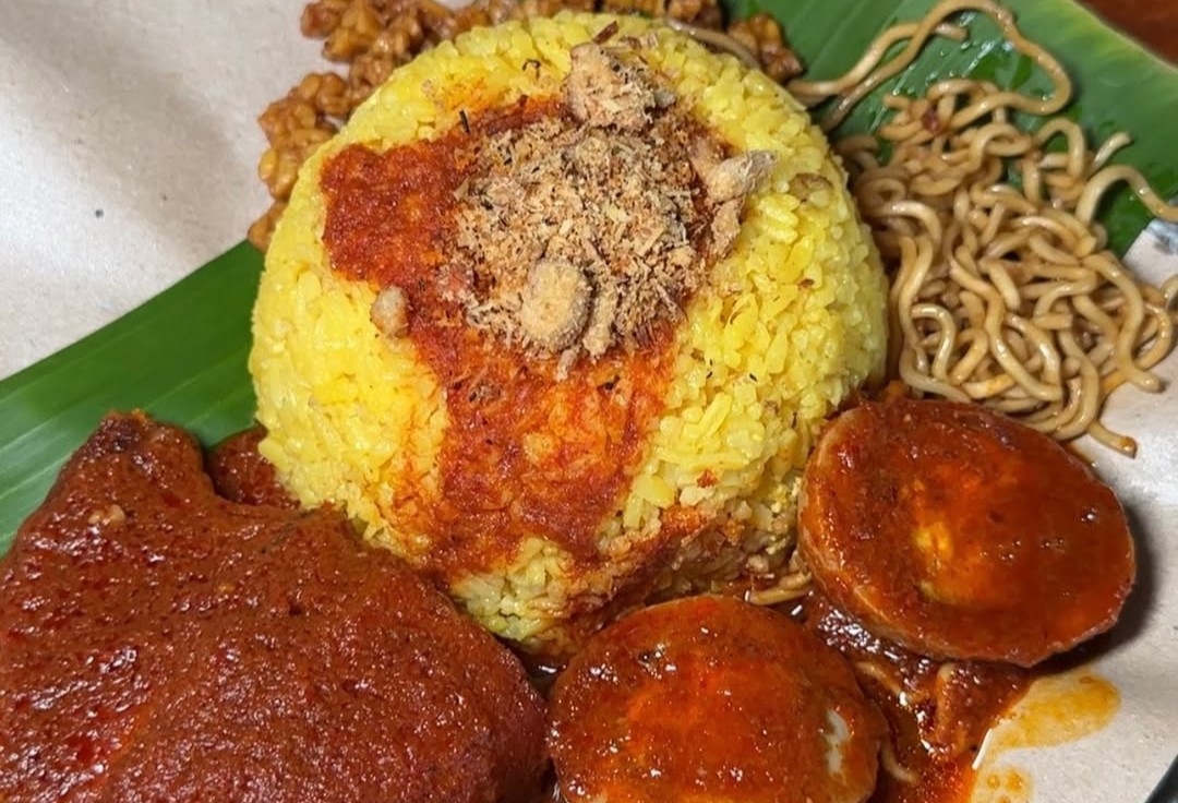 Nasi Kuning Bang Qnoy, Gurihnya Nasi Kuning Bumbu Habang