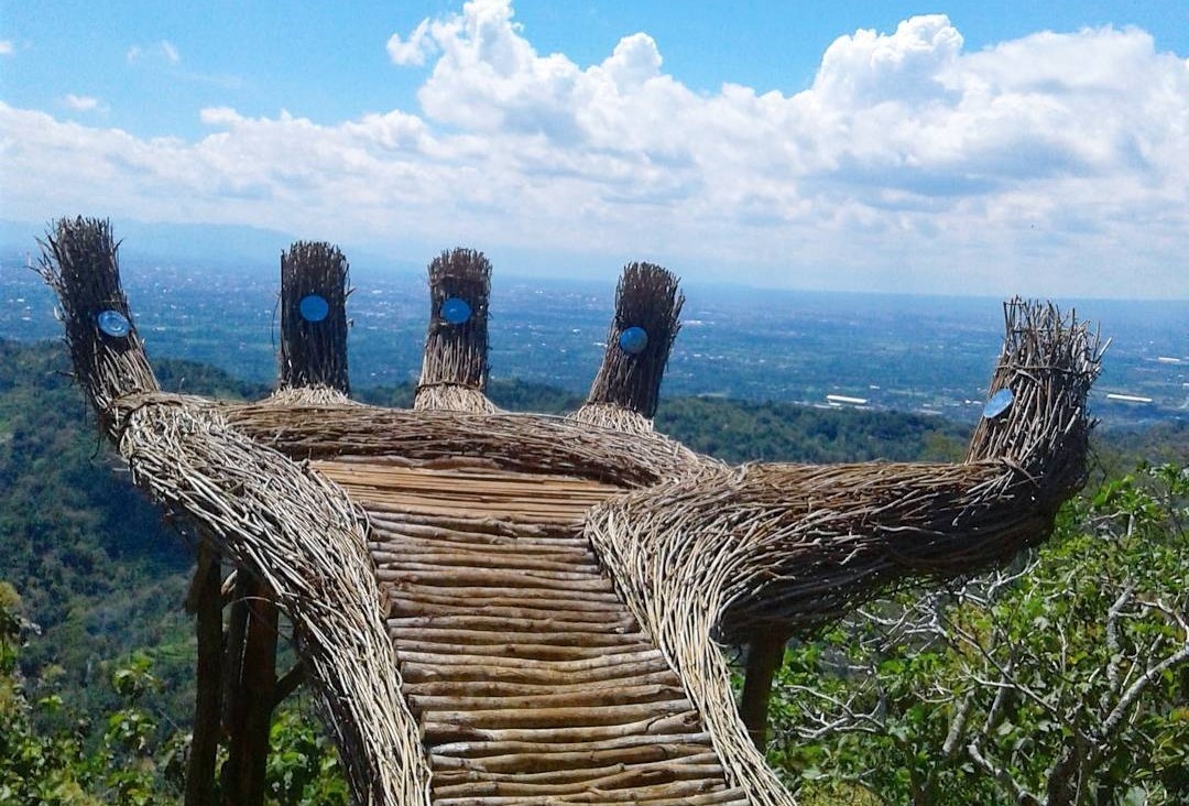 Hutan Pinus Pengger, Spot Ngadem dengan Panorama yang Cantik