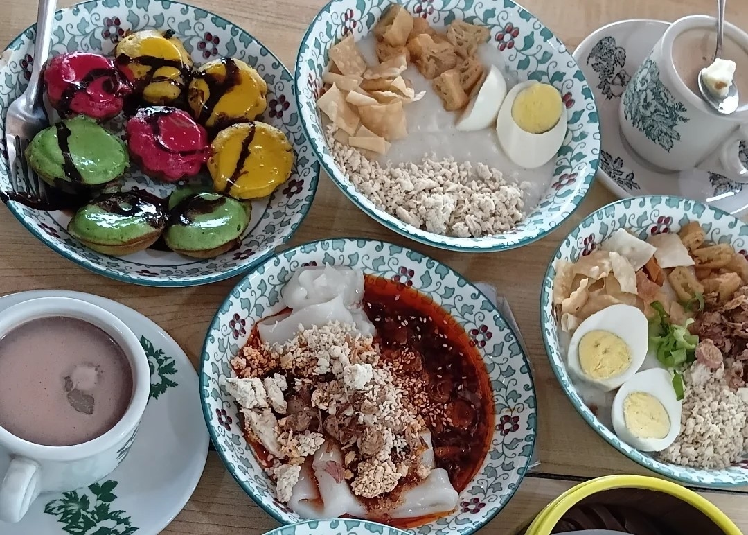Kedai Tjeria 90, Sajian Kudapan dan Menu Tradisional  yang Legendaris
