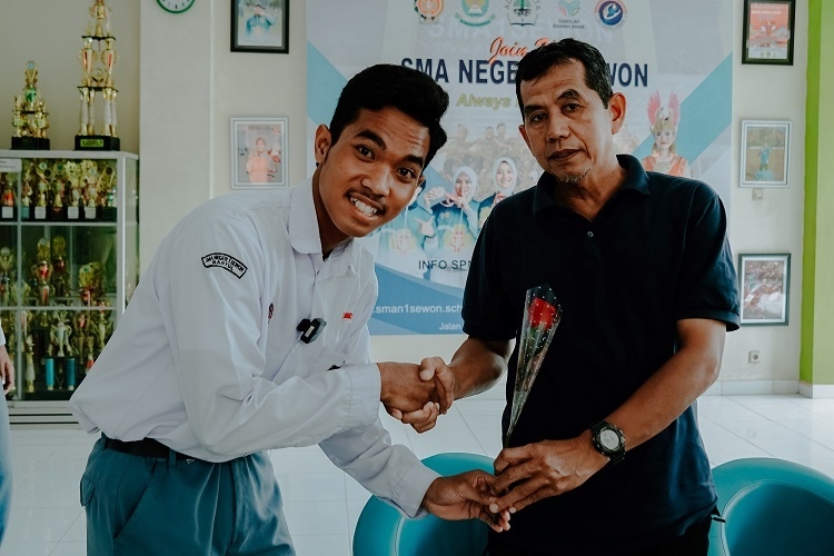 Momen Haru Tim EPA PSIM di Hari Guru, Beri Kejutan Kecil untuk Guru Sekolah