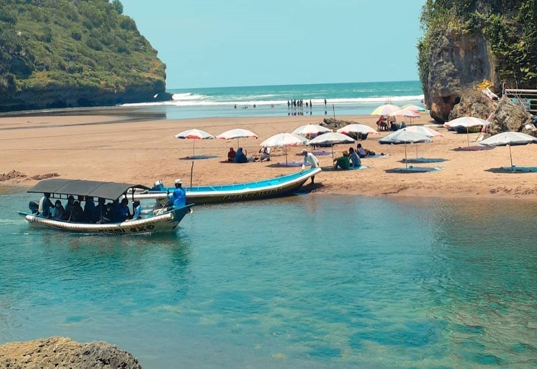 Seru-seruan di Pantai Baron, Ada Aliran Sungai Bawah Tanah yang Segar dan Alami