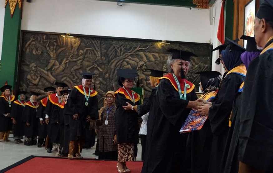 89 Lansia Kota Yogyakarta Jalani Wisuda, Tetap Produktif dan Bahagia di Usia Senja