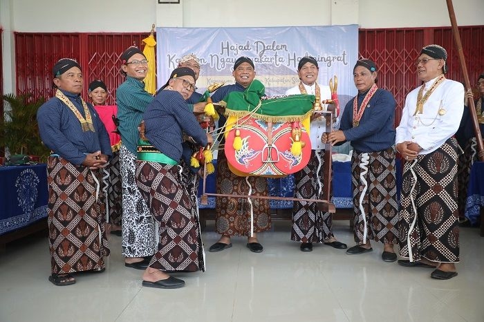Bupati Sleman Terima Ubarampe Upacara Adat Labuhan Merapi