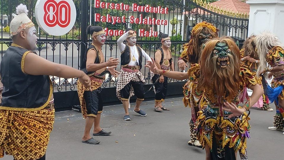 Gelar Aksi di Depan Gedung Agung, Seniman Jogja Tolak Pilkada Lewat DPRD