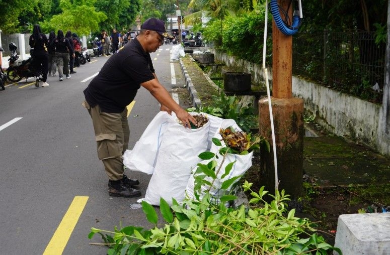 Mewujudkan Jogja tanpa Rumput Liar, Satpol PP Bersihkan Kawasan Kotabaru