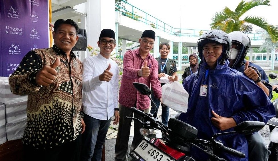 Dengan Cara Drive Thru, UMY Bagikan 4.000 Takjil Gratis selama bulan Ramadhan 1447 H