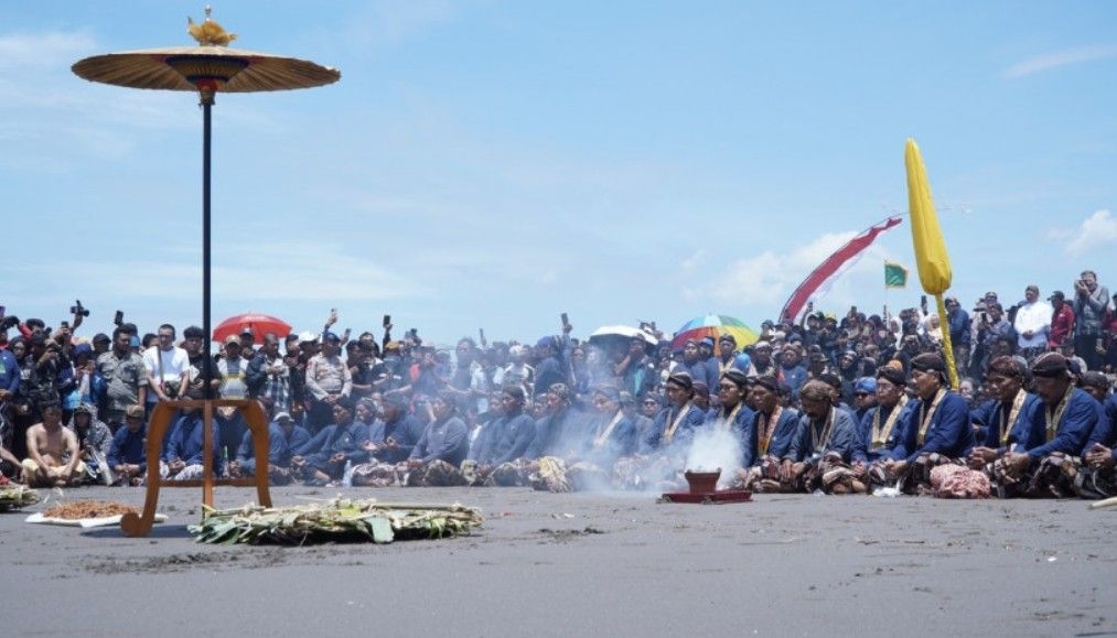 Labuhan Hajad Dalem di Parangkusumo Berlangsung Sakral, Tarik Minat Wisawatan Mancanegara