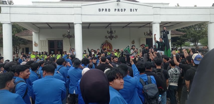 2 Tahun Pemerintah Prabowo Gibran, Ribuan Mahasiswa Duduki DPRD DIY, Tuntut Pemerintah Lakukan Hal Ini!