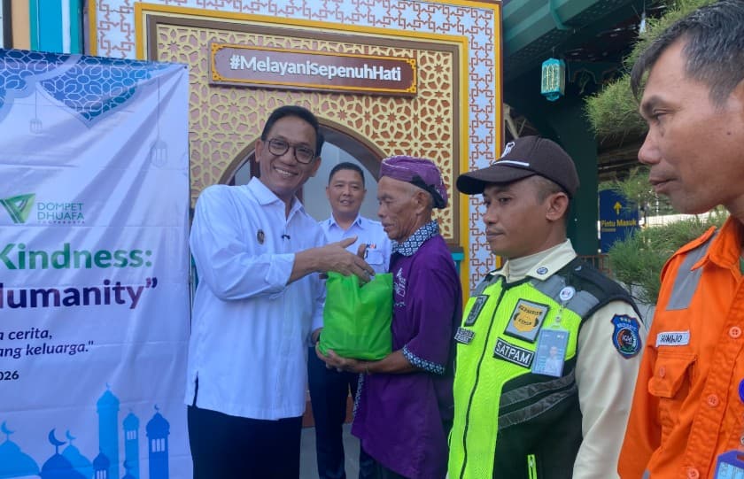 Ungkapan Haru Budiono, Porter Tertua Stasiun Tugu Dapat Parcel Lebaran