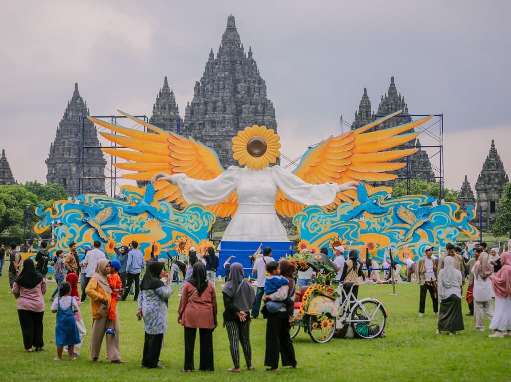 Hadirkan Perpaduan Seni Kontemporer dan Romantisme, Sunflower Angle Pikat Pengunjung Candi Prambanan 
