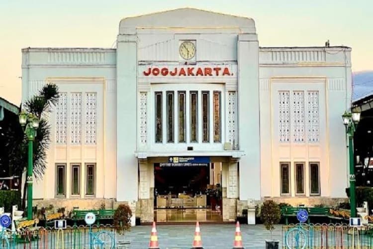 KAI Daop 6 Yogyakarta Ingatkan Masyarakat Stop Vandalisme Pelemparan kepada Kereta Api